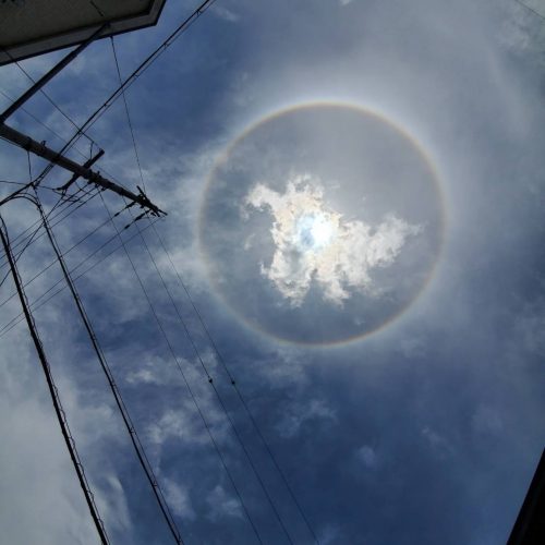 虹色に輝く「ハロ」